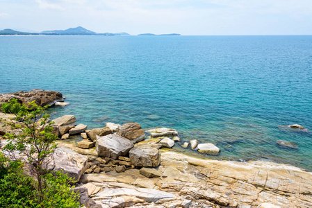 美丽的自然风景岩石沿海岸线在夏天天空下在苏梅岛海岛, 素叻尼省, 泰国