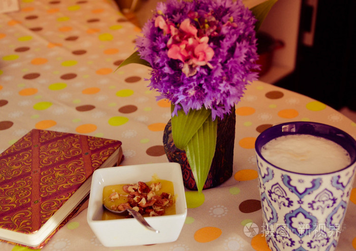 一杯热咖啡, 鲜花和书.浪漫背景与复古滤镜效果