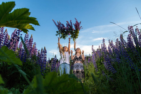 紫色 lupines 的两位女性朋友