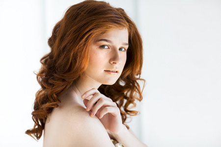 美丽年轻的红发女子与雀斑画像