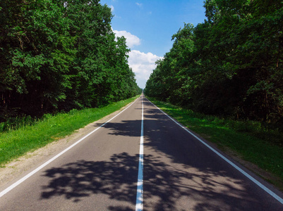 直公路的看法。晴天。汽车旅行概念