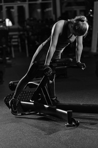 女人做 abs 肌肉力量练习