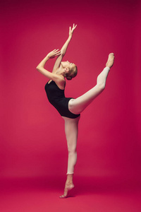 年轻的青年舞蹈家跳舞在红色演播室背景。芭蕾舞演员项目与白种人模型。芭蕾, 舞蹈, 艺术, 当代, 编舞概念