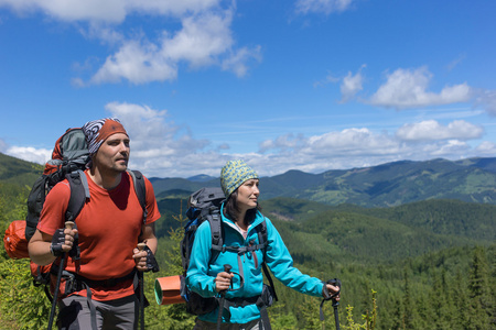 在夏天在晴朗的一天在山里徒步旅行