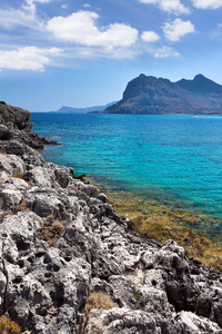 在希腊的岩石海岸 Kolymbia 海滩