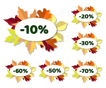 一套秋季折扣标签与五颜六色的叶子。向量