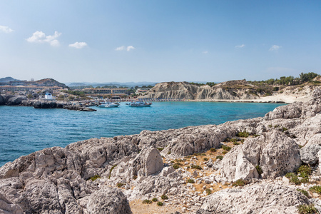 在希腊的岩石海岸 Kolymbia 海滩