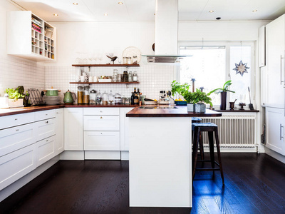 时尚的厨房内饰深色木地板和白色橱柜