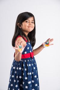 可爱的女孩露出她五颜六色的手惊讶。 印度年轻女子