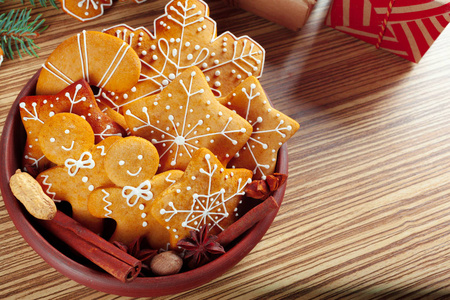 圣诞背景用姜饼装饰的冷杉树枝