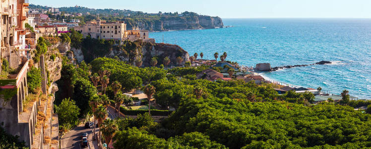 Tropea 镇海岸风景, 卡拉布里亚, 意大利, 第勒尼安海海。人们无法辨认