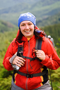 这个女孩是一个在大山上旅游的人。乌克兰