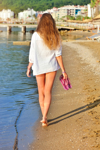 一个年轻的女人，喜欢在海滩上散步