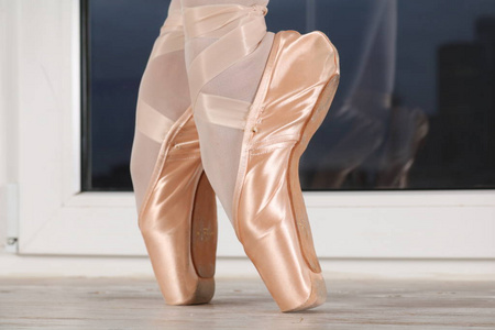 芭蕾舞演员舞蹈在演播室芭蕾舞蹈舞蹈家弹性灵活的尖角鞋子腿