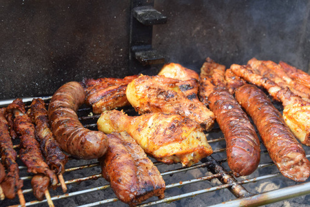 香肠, 羊肉串烤肉串鸡肉和培根烤在烤架上