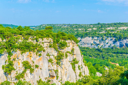 自然环绕 Buoux 城堡在法郎