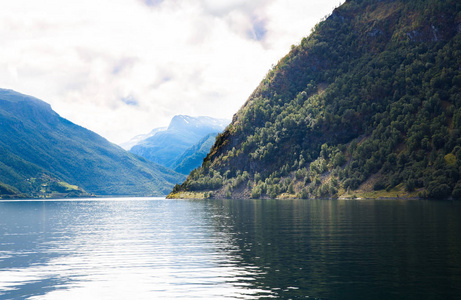 风景与 Naeroyfjord, 山和传统村庄在挪威