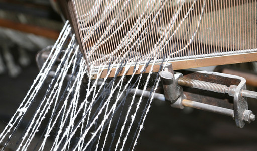 纺织工业用织机生产织物图片