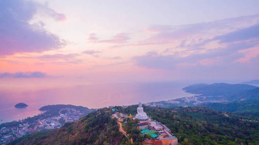 迷人的全景普吉岛白色大佛地标可以从远处看到。普吉岛大佛雕像是岛上最重要和崇敬的地标之一