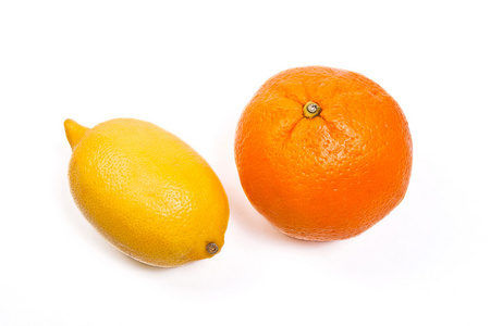 柠檬和成熟橙色上白色孤立