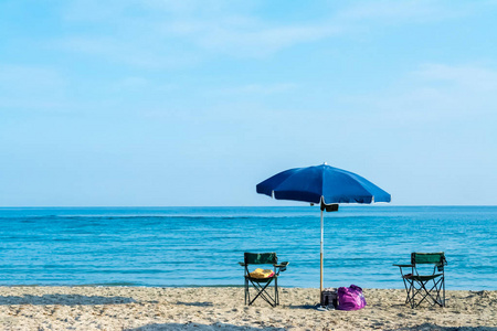 夏日阳光明媚的一天, 海边的沙滩伞