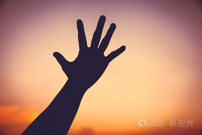 一只手在多彩的夕阳的天空背景的剪影照片-正版商用0