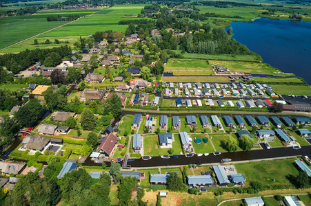 荷兰 Giethoorn 村鸟瞰图。Giethoorn 也叫 荷兰的威尼斯 并且年年接受大约800.000 个访客