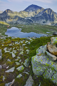 令人惊叹的全景的卡梅尼察峰和 Tevno 湖，皮林山