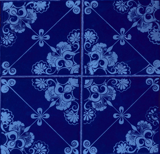 蓝色和白色瓷砖装饰
