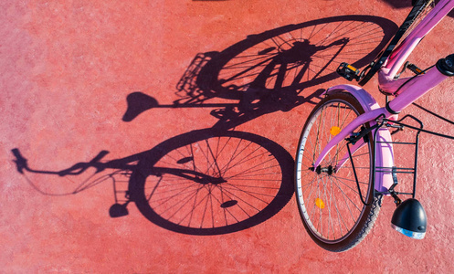 粉红色自行车投下阴影