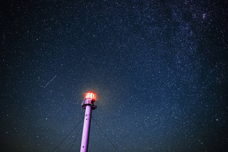 灯塔的剪影对星空的背景