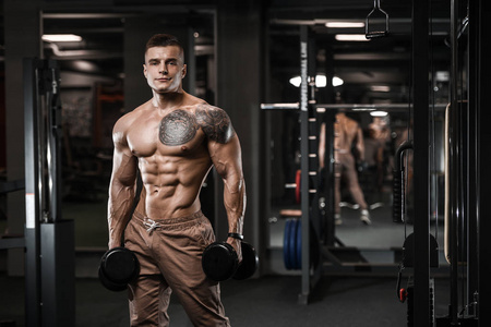 英俊强壮健美运动男子抽肌肉锻炼健美概念背景肌肉健美英俊的男子在健身房裸躯干运动和饮食概念锻炼