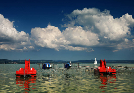 匈牙利巴拉顿湖湖上的小船和脚踏艇