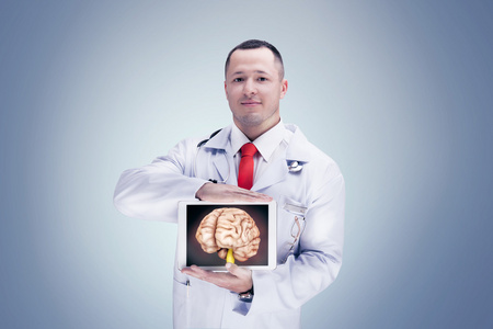 医生坚持在灰色的背景上平板电脑的人体器官。高分辨率