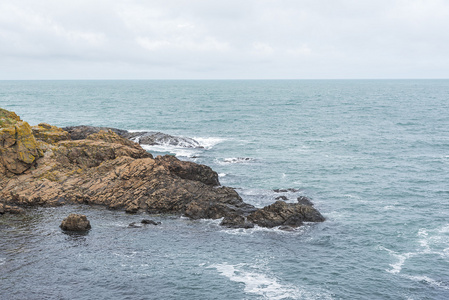 岩石的海岸和海洋波