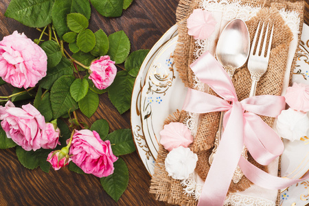 淡粉色玫瑰与蛋白甜饼餐具