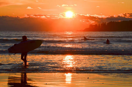 日落时在海里冲浪图片