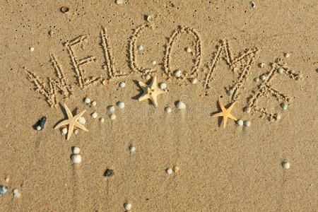 沙滩上写着欢迎词