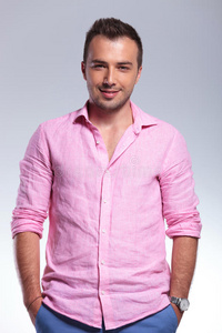 男人 时尚 粉红色 口袋 摆姿势 可爱的 微笑 白种人 衬衫