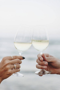 夫妇在海滩享用一杯酒