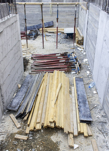 土耳其伊兹密尔地下室施工中金属小柱透视图的拍摄