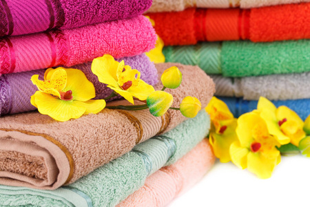 彩色毛巾堆栈与鲜花特写图片