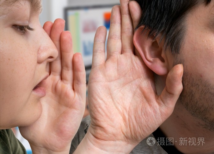 女人耳语八卦到握着他的手靠近耳朵,听的人