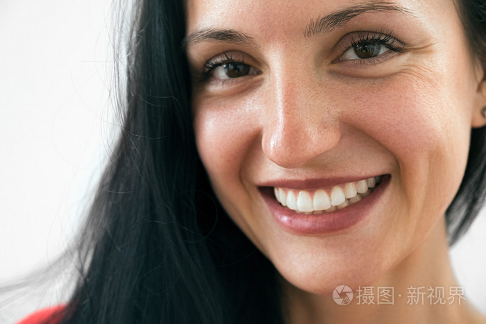 露齿微笑的成年女性的特写镜头