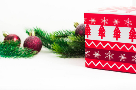 杉木树枝上装饰着白色的圣诞玩具, 礼品盒。文本空间