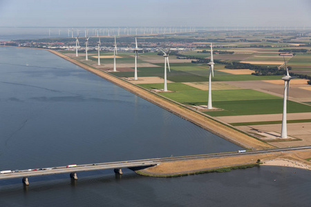 鸟瞰荷兰景观与桥梁和风力涡轮机