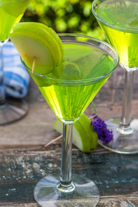 绿色的龙舌兰酒和鸡尾酒的酸苹果