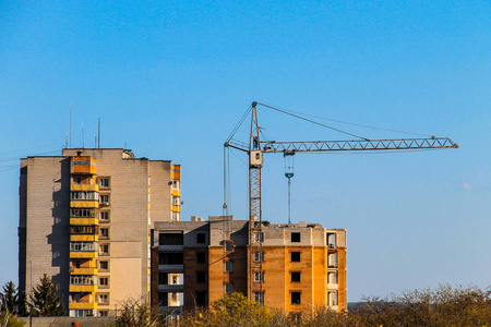 建筑起重机和建筑施工对蓝蓝的天空下