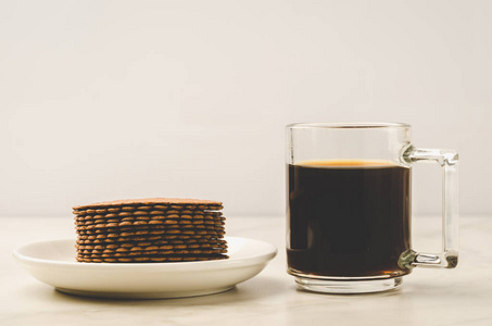 咖啡玻璃与饼干在白色背景咖啡玻璃与饼干在白色背景。选择性 focu