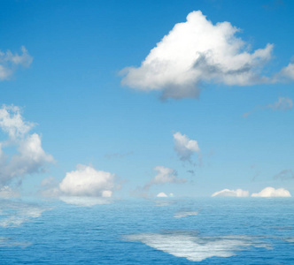 海水中反射的天空和云彩